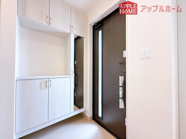 [新築住宅] 坂戸市元町 全4棟の玄関|ご家族皆様の靴やお手入れ用品を収納できる収納棚を設置！お家に出会う人々を迎える玄関だからこそ、常に整理整頓しておきたいですね♪