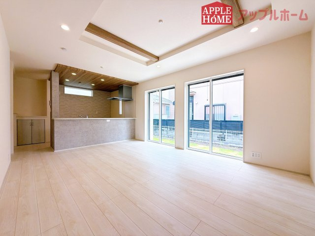 [新築住宅] 坂戸市元町 全4棟の居間・リビング|広々リビング×対面キッチンで家族の会話も弾みます♪家族団らんの秘訣は間取りにあり☆夢のマイホームを一緒に叶えましょう！