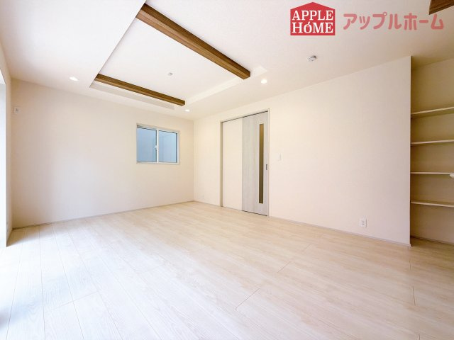 [新築住宅] 坂戸市元町 全4棟の居間・リビング|窓から差し込む光で家族を温かく包み込みます。明るいリビングで子育てする喜びを☆いつでも見学可能です！