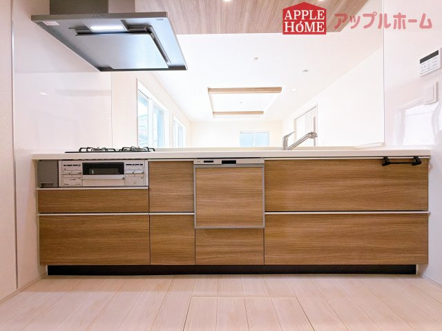 [新築住宅] 坂戸市元町 全4棟のキッチン|キッチンから部屋中が見守れるので、小さなお子様がいるご家庭でも安心です。シンプル×ナチュラルな温かい空間は、どんなスタイルの家具も合わせやすいお部屋です。