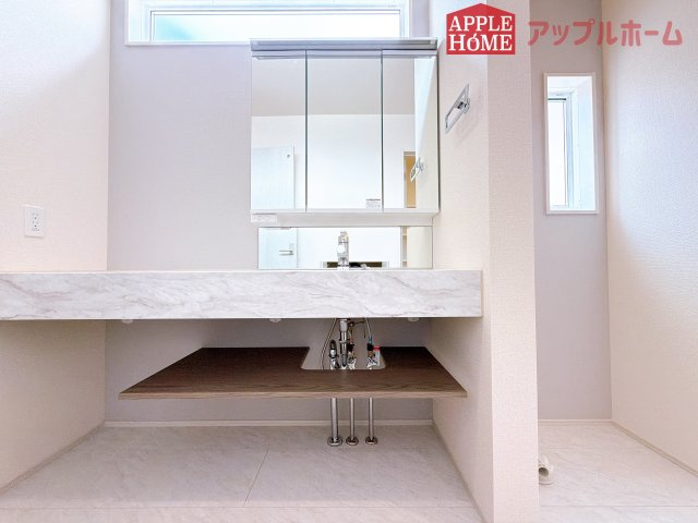 [新築住宅] 坂戸市元町 全4棟の独立洗面台|鏡の裏に歯ブラシや化粧水、整髪料など小物を隠して収納でき、生活感を出さずに綺麗な空間に保てます。また、左右の鏡を動かすことで横や後ろ向きの姿をチェックできるのも嬉しいポイントです