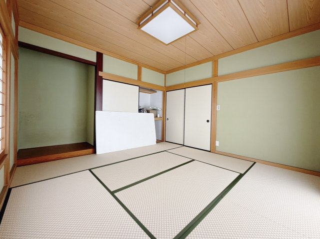 【中古戸建】熊谷市新堀の和室|■和室｜和室を書斎にしたり、冬にはコタツを敷いて家族みんなで年越しをするのもいいですね。家族みんなのお気に入りの空間になります♪