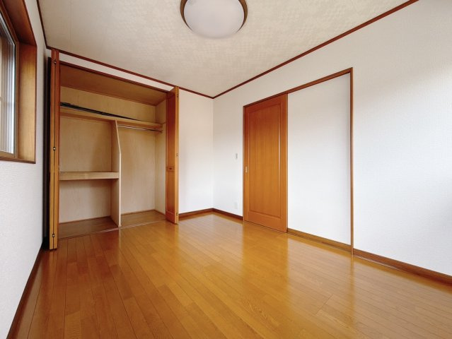 【中古戸建】熊谷市新堀の洋室|■洋室｜各居室に収納スペースが設置。ホワイト色のクロスとナチュラルなフローリングが落ち着く雰囲気を演出する居室です♪