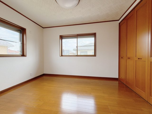 【中古戸建】熊谷市新堀の洋室|■洋室｜木目調のフローリングは、ほっと心和む空間。様々な種類のインテリアグリーンを取り入れれば緑あふれる明るい空間にもなります。