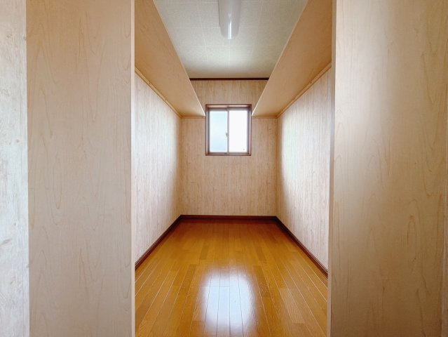 【中古戸建】熊谷市新堀の収納|■納戸｜スーツケースや季節物、増えていくお洋服やご家族での思い出の品もしっかりと収納します( ＾＾ )