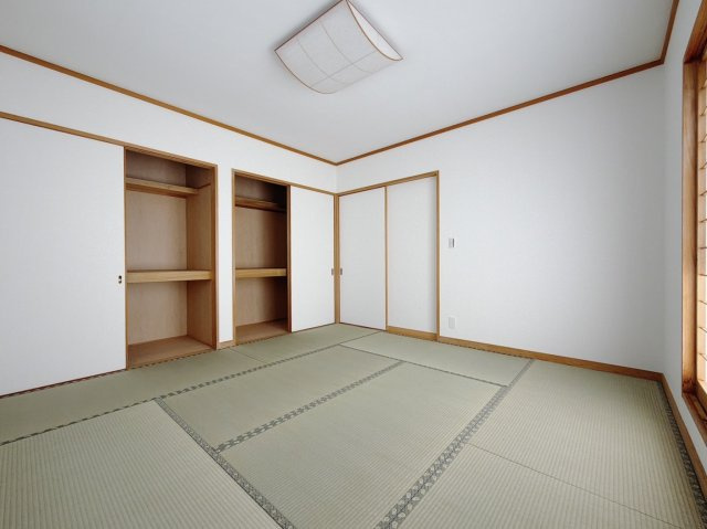 【中古戸建】熊谷市新堀の和室|■和室｜季節物がたくさん収納できる押し入れは衣替えや模様替えで大活躍！