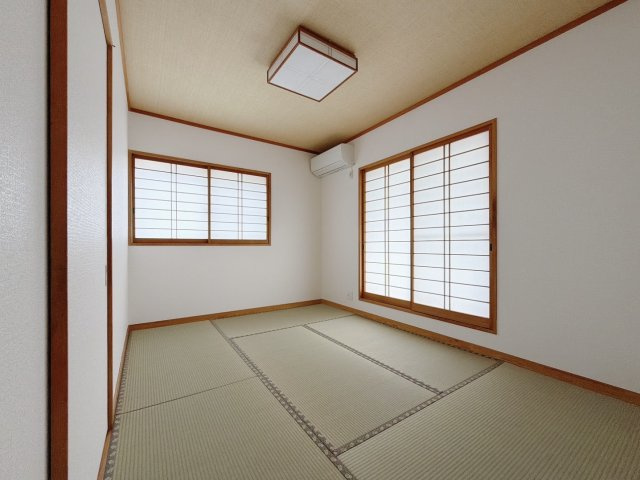 【中古戸建】熊谷市新堀の和室|■和室｜フローリングでは感じることのできない圧倒的な寛ぎやすさを実感してください。周りを気にせず寝そべれば心地の良い時間を過ごせます♪