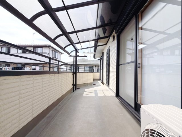 【中古戸建】熊谷市新堀のバルコニー|■バルコニー｜バルコニーから入る日差しは暖かく、爽快な朝の目覚めを促してくれます♪洗濯物やお布団を干して太陽の香りを吸い込んだお布団で夜はおやすみください。