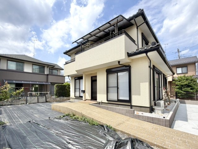 【中古戸建】熊谷市新堀の外観|■外観｜道路から離れているお庭なので、お子様が道路に飛び出しにくい設計です♪