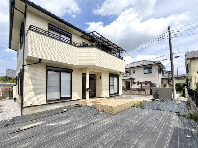 【中古戸建】熊谷市新堀の外観|■外観｜外構や植栽の計画次第で、リゾートのような非日常間のある空間づくりも可能です♪