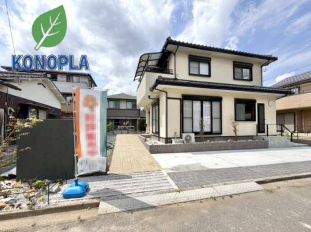 【中古戸建】熊谷市新堀の外観|■外観｜広々とした駐車スペースで楽々駐車可能！お買い物後もスムーズにお荷物を運べます♪