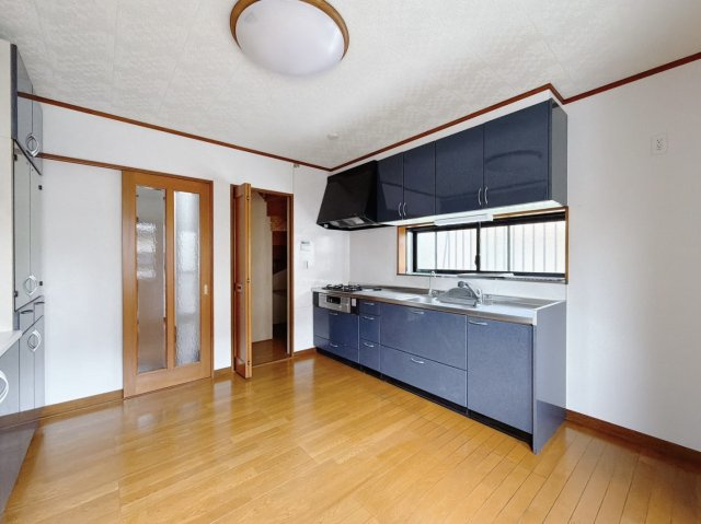 【中古戸建】熊谷市新堀のキッチン|■キッチン｜お料理時の油の臭いや煙などが隣接するお部屋に充満しにくい造りとなっており、急な来客時にも生活感を見せずに過ごせます♪