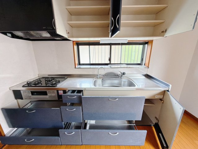 【中古戸建】熊谷市新堀のキッチン|■キッチン｜ワークトップ下には、圧力鍋やパスタ鍋などのかさばる調理器具もラクラク収納可能！ものが溢れがちなキッチン回りもスッキリきれいに管理ができます♪
