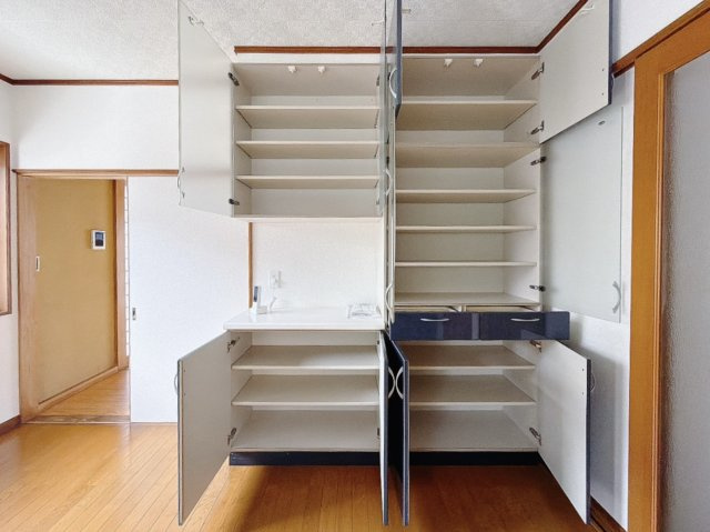 【中古戸建】熊谷市新堀の収納|■キッチン｜何かと散らかりがちなキッチン…備え付けのカップボードは嬉しいですね♪いつでもスッキリとお片付け上手に！！