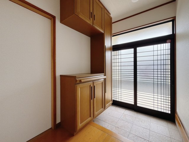 【中古戸建】熊谷市新堀の玄関|■玄関｜家族みんなの靴が丸々しまえます♪これからお子様が大きくなっても安心ですね。靴をしまって、すっきりとした玄関で開放感も味わえます。