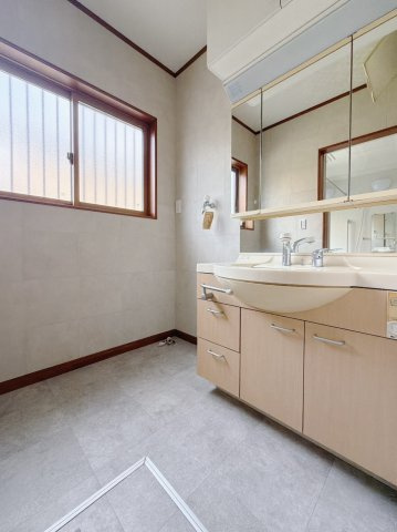 【中古戸建】熊谷市新堀の独立洗面台|■洗面室｜ゆとりのある洗面脱衣室ではお子様と並んで歯磨きもできるので一緒に成長を楽しめます♪ひろびろとした洗面室で、朝の準備も楽しくなります☆.*