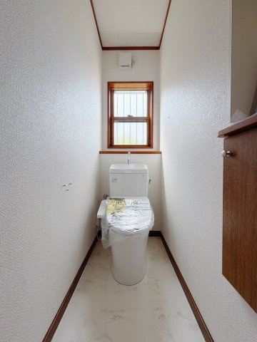 【中古戸建】熊谷市新堀のトイレ|■トイレ｜白を基調とした清潔感溢れるトイレになっています。トイレには窓がついていますので常に換気をすることができ清潔を保てます。