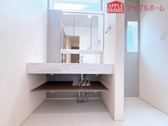 [新築住宅] 坂戸市元町 全4棟の独立洗面台|三面鏡付きの洗面化粧台ですので、たっぷりと収納いただけます。白を基調とした清潔感のある快適空間です。毎日の身支度も気持ち良くお使い頂けます！！