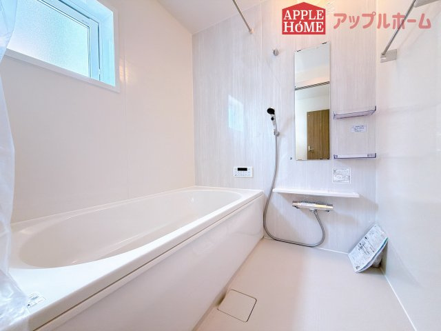[新築住宅] 坂戸市元町 全4棟の浴室|窓付きのバスルームは、採光もあり明るく気持ちの良い空間です。窓があることで、換気環境も良好。掃除もスムーズに出来ます