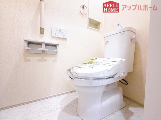 [新築住宅] 坂戸市元町 全4棟のトイレ|白を基調とした清潔感のある明るい空間。温水洗浄便座付きで、毎日快適・清潔に使用できます。操作しやすい壁面リモコンを採用しています。