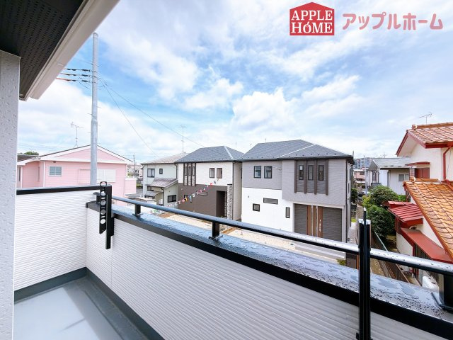 [新築住宅] 坂戸市元町 全4棟のバルコニー|家族分の洗濯物もしっかり干せます。日当たりも良く、毎日のお洗濯が楽しくなりそう♪お布団は手軽に干せていつもポカポカに☆