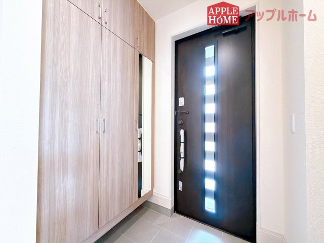 [新築住宅] 坂戸市元町 全4棟の玄関|ご家族皆様の靴やお手入れ用品を収納できる収納棚を設置！お家に出会う人々を迎える玄関だからこそ、常に整理整頓しておきたいですね♪