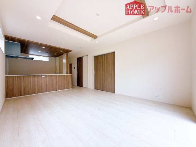 [新築住宅] 坂戸市元町 全4棟の居間・リビング|広々リビング×対面キッチンで家族の会話も弾みます♪家族団らんの秘訣は間取りにあり☆夢のマイホームを一緒に叶えましょう！