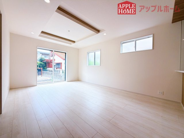 [新築住宅] 坂戸市元町 全4棟の居間・リビング|窓から差し込む光で家族を温かく包み込みます。明るいリビングで子育てする喜びを☆いつでも見学可能です！