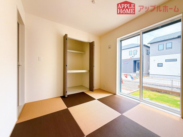 [新築住宅] 坂戸市元町 全4棟の和室|クローゼット付きの和室は、収納スペースが豊富で部屋全体がすっきりと片付きやすいのが特徴です。衣類や荷物を整理しやすく、生活感を抑えた洗練された空間を保てます。