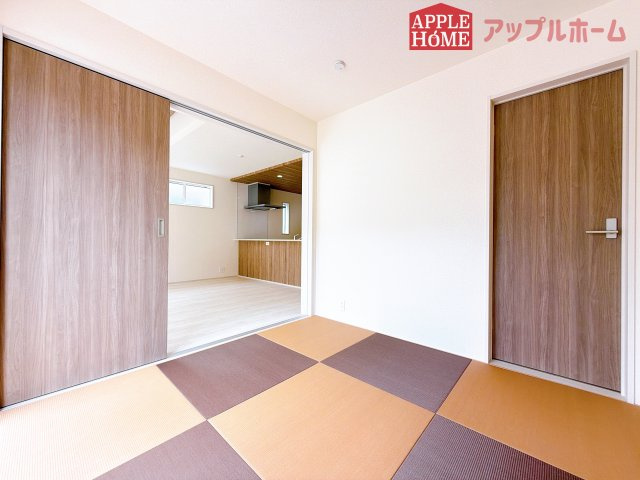 [新築住宅] 坂戸市元町 全4棟の和室|クローゼット付きの和室は、収納スペースが豊富で部屋全体がすっきりと片付きやすいのが特徴です。衣類や荷物を整理しやすく、生活感を抑えた洗練された空間を保てます。