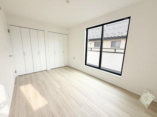 【Heartfull Town】小平市上水新町２丁目1349番の洋室|ナチュラルな木目と上品な色合いが魅力的な居住スペースは、
住む人の心を自然とおだやかにします。