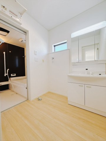 【新築戸建】高崎市新町第13の独立洗面台|■洗面室｜ゆとりのある洗面脱衣室ではお子様と並んで歯磨きもできるので一緒に成長を楽しめます♪ひろびろとした洗面室で、朝の準備も楽しくなります☆.*