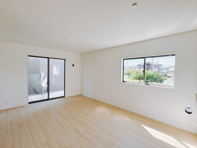 【新築戸建】高崎市新町第13の洋室|■2階洋室｜2階洋室には大きな窓をご用意しています。日中はあたたかな日差し差し込み自分時間も充実できますね＾＾