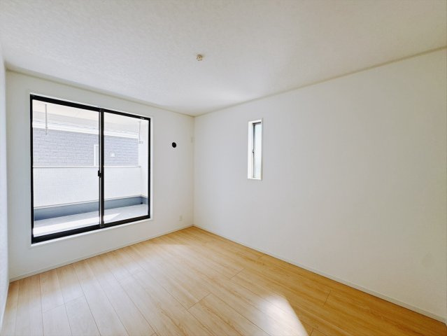 【新築戸建】高崎市新町第13の洋室|■2階洋室｜ナチュラルカラーの床です。模様替えなどとても楽しく工夫できます♪陽当たり、風通しもとても良いので毎日快適な生活スタートです！子供部屋にも良いですね♪