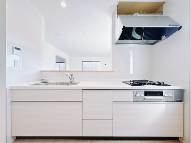 【新築戸建】高崎市新町第13のキッチン|■キッチン｜作業がはかどる広々カウンタースペース。会話がはずむ「オープンキッチン」なので家族とのコミュニケーションも活発になります。
