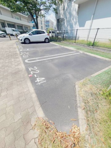 UR武庫川 22号棟の駐車場