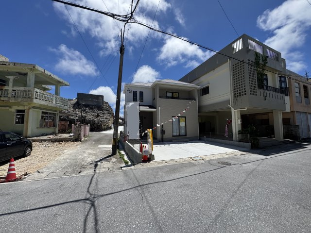 糸満市糸満（限定1棟）の外観|A号棟　並列駐車3台完備♪