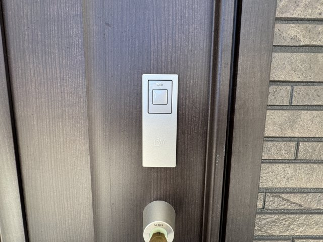 糸満市糸満（限定1棟）の玄関|A号棟　スマートキー付き♪