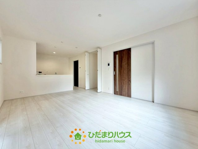 杉戸第５　新築一戸建て　リーブルガーデンの居間・リビング|採光が良く、日中は自然光がたっぷり入ります！