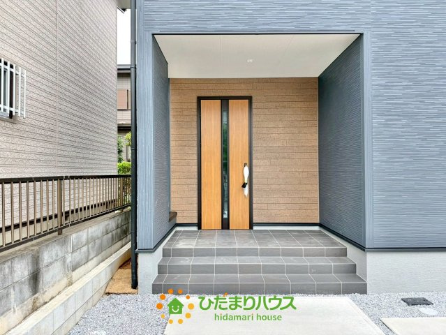杉戸第５　新築一戸建て　リーブルガーデンの玄関|間口の広い解放的なお家の顔です！