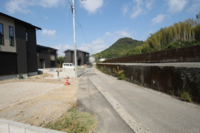 介良　新築戸建　2号棟　（全5区画）の前面道路含む現地写真|前面道路　幅　5.5ｍ