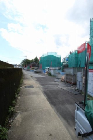 介良　新築戸建　2号棟　（全5区画）の前面道路含む現地写真|前面道路　幅　5.5ｍ