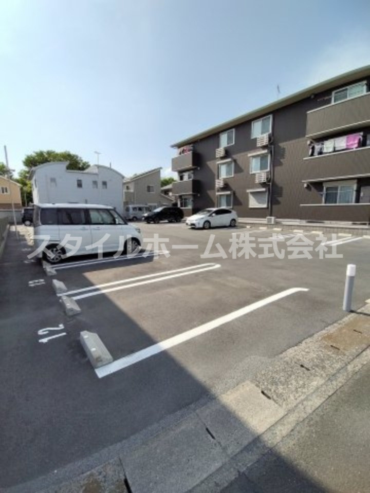 Ｅｓ　ｔｕｐｅｎｄоの駐車場|駐車場です