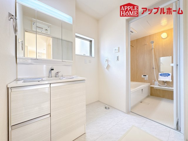 [新築住宅] 鴻巣市松原 3期 全5棟の独立洗面台|ゆとりの洗面スペースで朝の身支度も快適スムーズに。３面鏡で髪のセットやお化粧もストレスなくこなせ、朝から気分良く通勤通学に向かえそうですね！鏡の裏にはたっぷりと収納スペースを標準装備