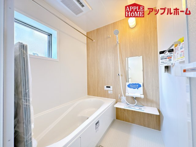 [新築住宅] 鴻巣市松原 3期 全5棟の浴室|窓付きのバスルームは、採光もあり明るく気持ちの良い空間です。窓があることで、換気環境も良好。掃除もスムーズに出来ます