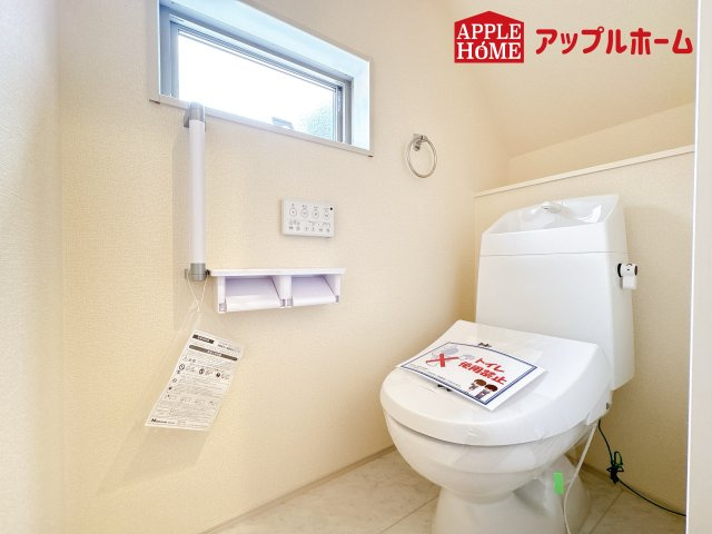 [新築住宅] 鴻巣市松原 3期 全5棟のトイレ|白を基調とした清潔感のある明るい空間。温水洗浄便座付きで、毎日快適・清潔に使用できます。操作しやすい壁面リモコンを採用しています。