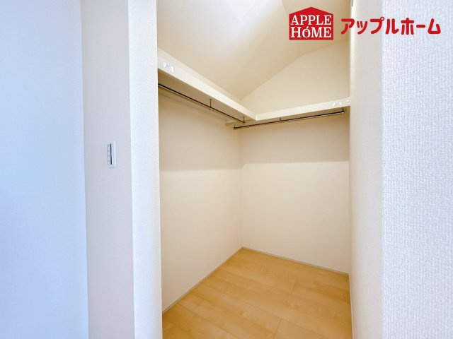 [新築住宅] 鴻巣市松原 3期 全5棟の収納|お洋服を大切にされる方に大変喜ばれる、ウォークインクローゼット。お洋服以外にも掃除機やスーツケースなどを一箇所に集約できるのは魅力ですね！扉が一箇所ですので、お部屋の見た目にもスッキリ！