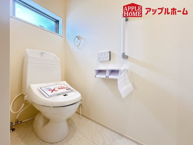 [新築住宅] 鴻巣市松原 3期 全5棟のトイレ|白を基調とした清潔感のある明るい空間。温水洗浄便座付きで、毎日快適・清潔に使用できます。操作しやすい壁面リモコンを採用しています。