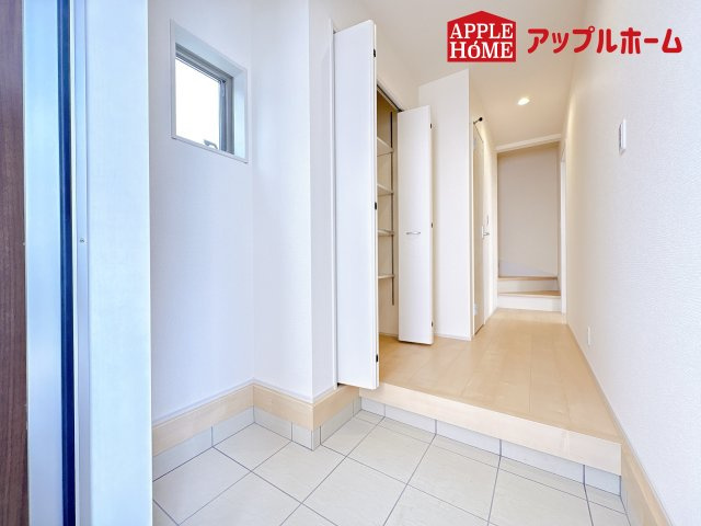 [新築住宅] 鴻巣市松原 3期 全5棟の玄関|住まう人も来客も入った時にワクワクさせてくれるオシャレな玄関♪収納もたっぷりあるので、靴がたくさんあっても安心！