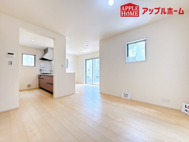 [新築住宅] 鴻巣市松原 3期 全5棟の居間・リビング|広々リビング×対面キッチンで家族の会話も弾みます♪家族団らんの秘訣は間取りにあり☆夢のマイホームを一緒に叶えましょう！